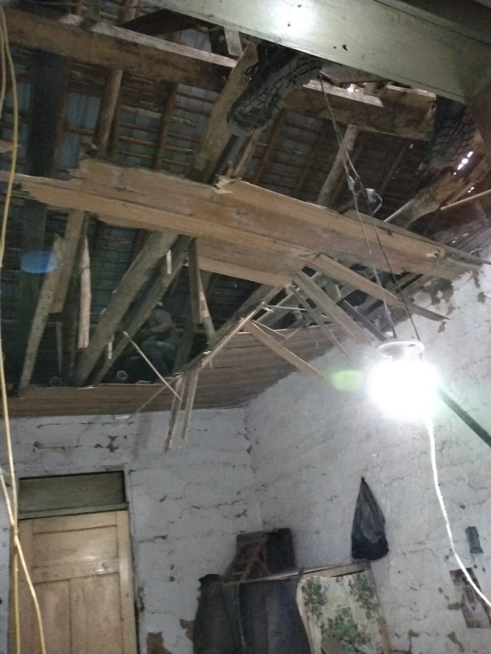 Casa , techo Muy deteriorada 